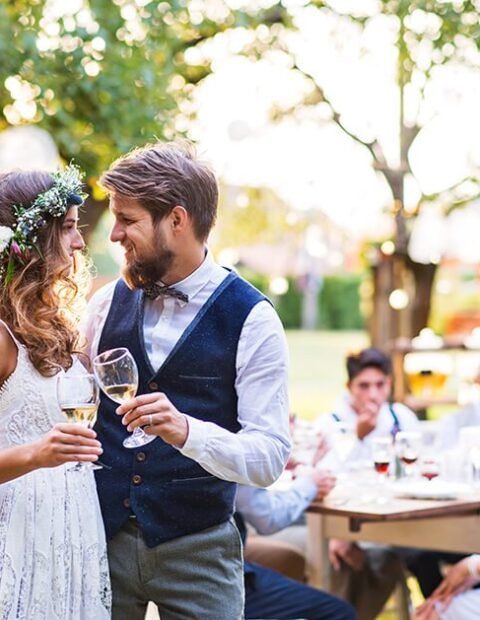 bride-and-groom-clinking-glasses-at-wedding-recept-2021-08-26-12-09-14-utc.jpeg